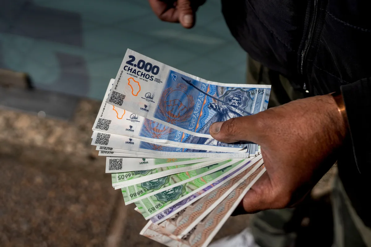 De los Patacones a los Chachos: qué son las cuasimonedas, cuál fue su rol en la crisis de 2001 y por qué volvieron en La Rioja