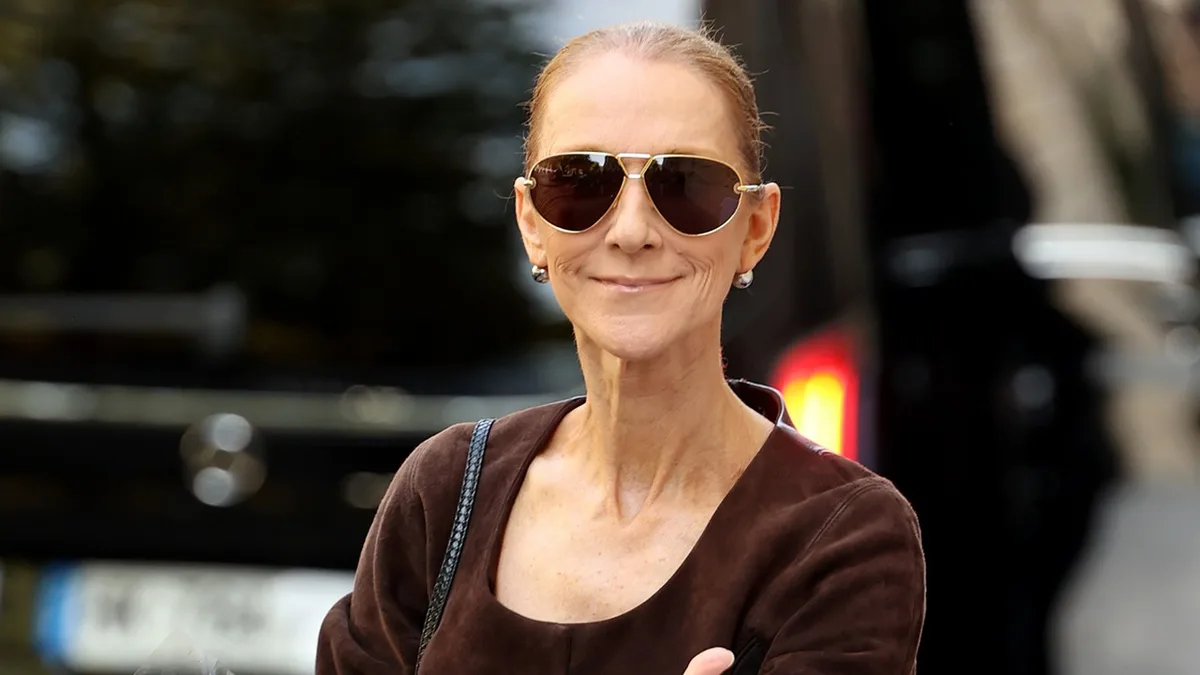Céline Dion canta e dança descalça em cima de carro no meio da multidão