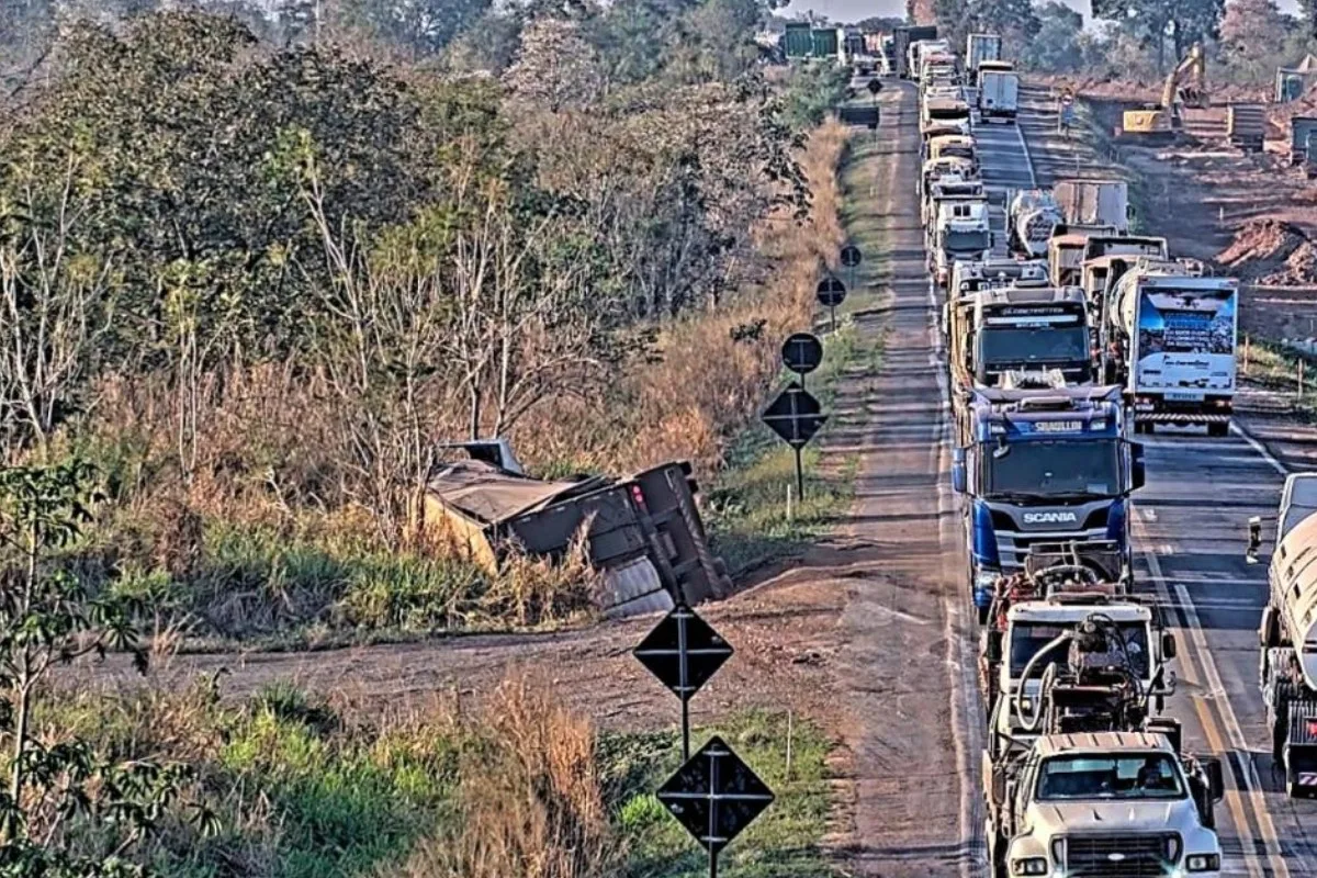 Caminhoneiro morre após carreta carregada com algodão tombar na BR-364 em Jangada (MT)