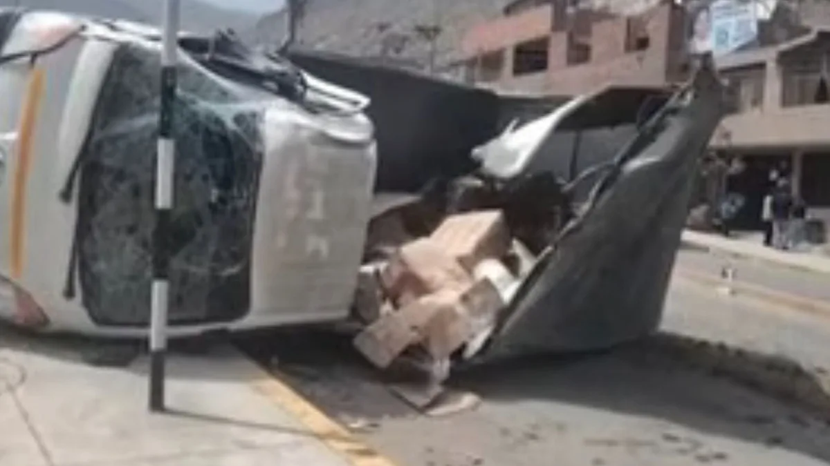 Camión queda destrozado tras volcar en Pasamayito y conductor es llevado al hospital