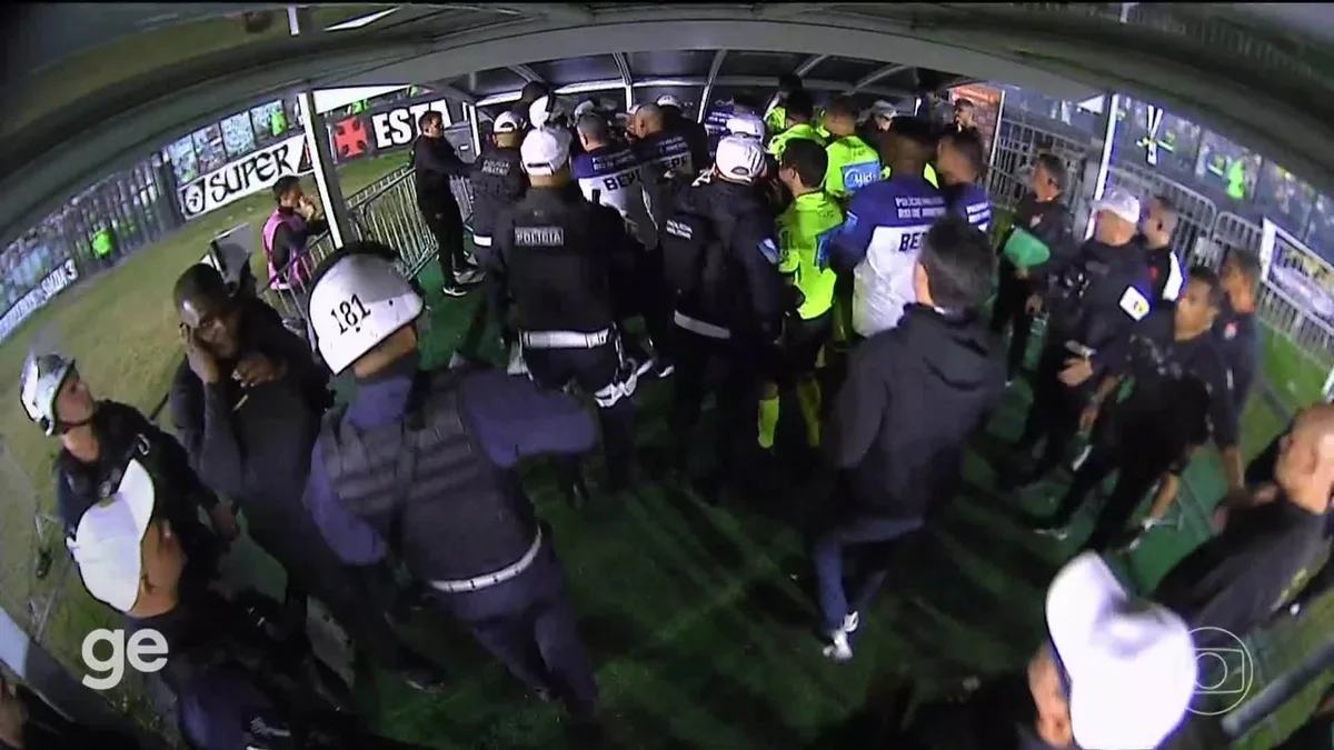 Diretoria do Vasco cobra árbitro por expulsão de Barros e causa confusão no intervalo de jogo