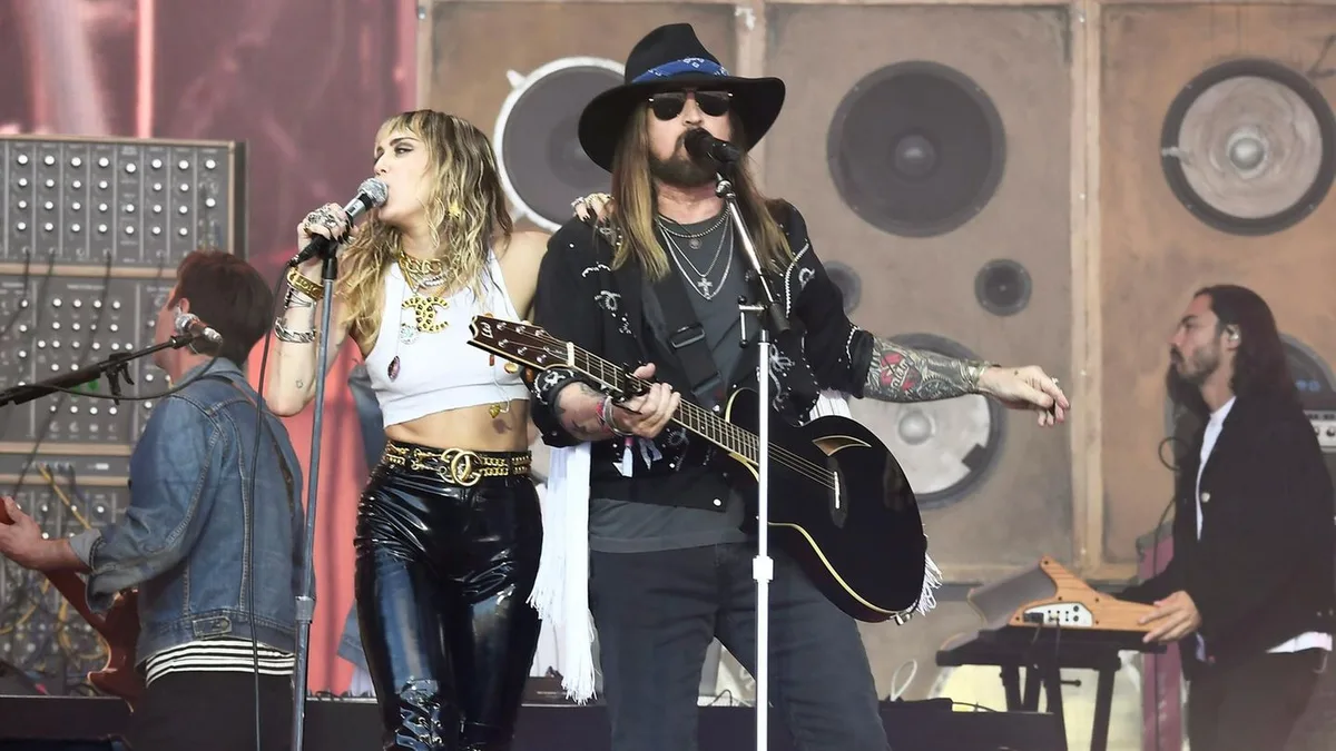 Leute von heute : Billy Ray Cyrus reagiert auf Namensänderung seiner Tochter Miley