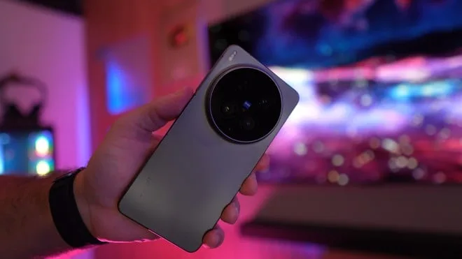 Vivo X500 tem design vazado com módulo de câmera diferente da versão Pro