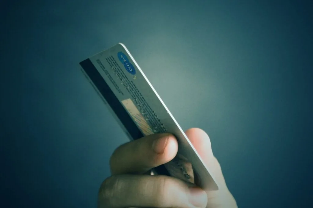 Arnaque à la carte bancaire : ces deux virus détournent le NFC de votre smartphone pour vider votre compte