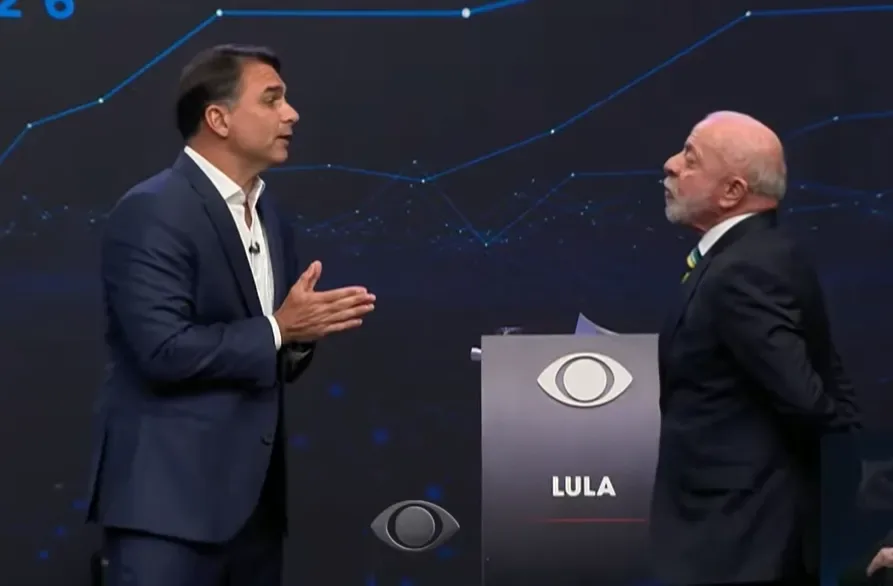 Flávio defende SUS “padrão Einstein”; Lula rebate se seria privatizar o SUS