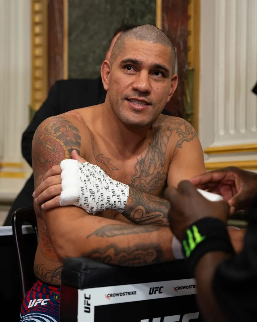 Alex Poatan faz comentário sobre ausência em luta por cinturão no UFC: “Meio manipulado”