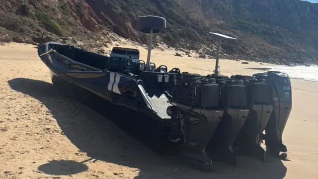 Embarcação de alta velocidade apreendida no Algarve. Estava "abandonada"