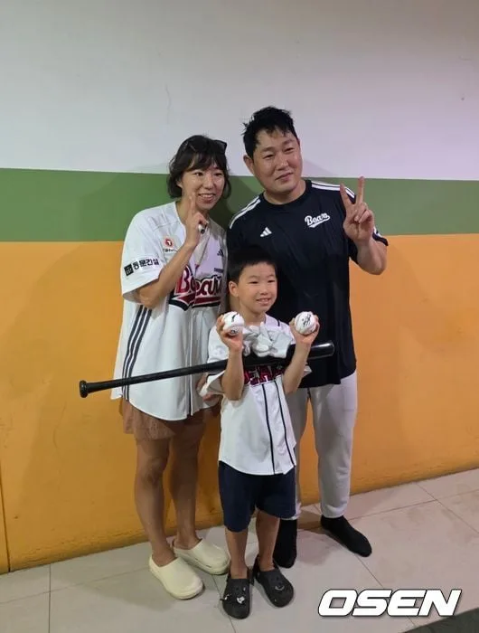 152억 포수 팬서비스 미쳤다! 300호 홈런공 기부→이런 대박이, 사인볼로 되겠어? “사인배트+사인장갑 얹을게요”