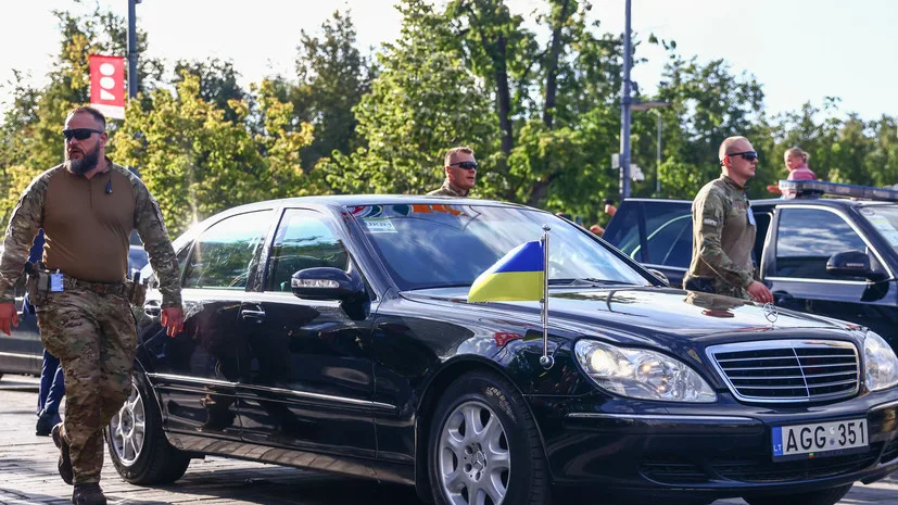 «СТРАНА.ua»: в кортеже Зеленского насчитали более 15 спецавтомобилей