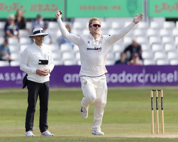 Durham v Gloucestershire, Essex v Surrey, and more: county cricket, day four – live