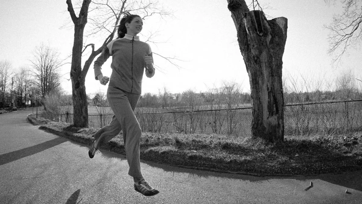 Kathrine Switzer en la Maratón de Boston: el desafío a una norma excluyente y el costo público de correr contra las reglas
