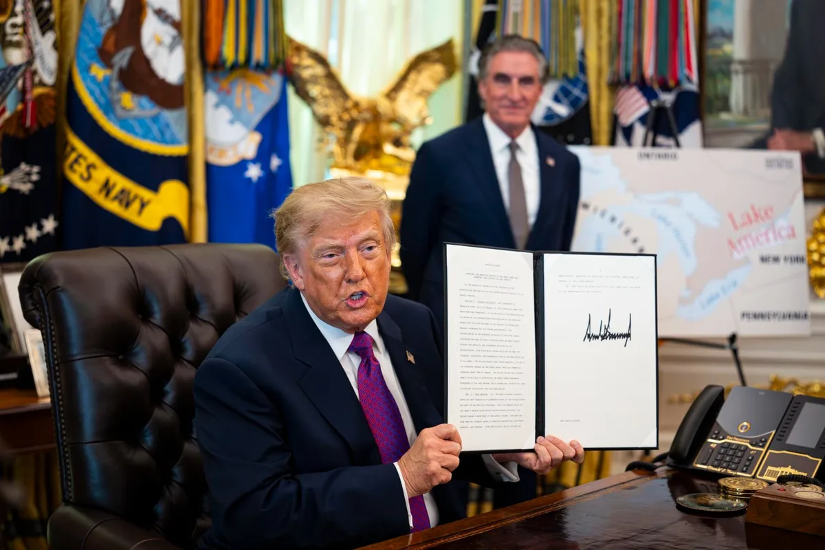 Trump planteó cambiar el nombre del Atlántico o el Pacífico por "océano América"
