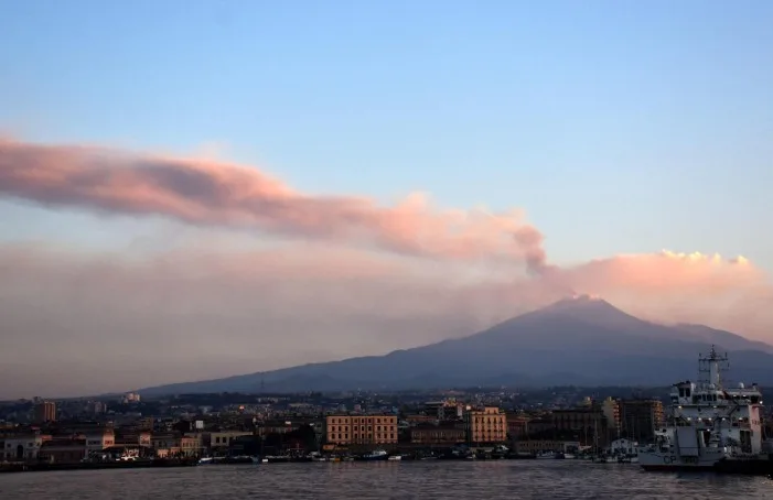 El aeropuerto de Sicilia continuará cerrado este jueves por la erupción del Etna