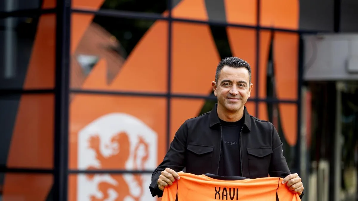 Xavi sale, habla y disfruta en la universidad del fútbol: “Hemos hecho un reset tras salir del Barça”