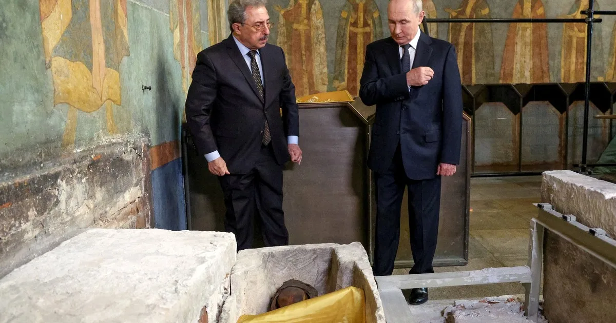 Descubrieron el sarcófago del príncipe ruso que derrotó a los mongoles en el siglo XIV y Putin le rindió tributo: "Es un hallazgo único y milagroso"