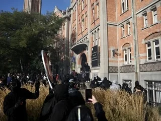 Manifestations du 17 octobre : intrusion dans la mairie de Lille, des locaux saccagés par des manifestants