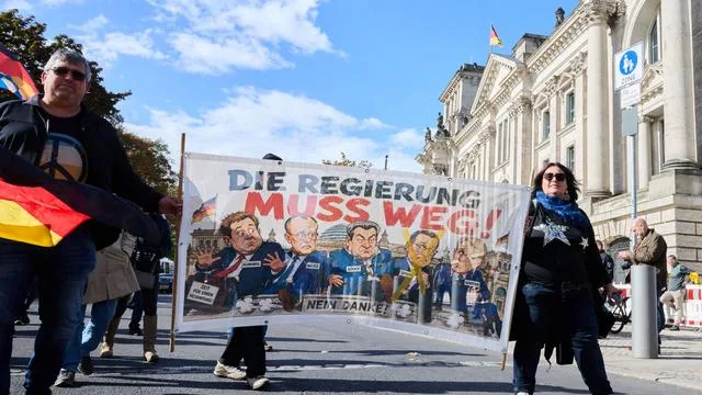 Demonstranten in Berlin: Goldene Benzinkanister: Demonstranten ziehen durch Berlin