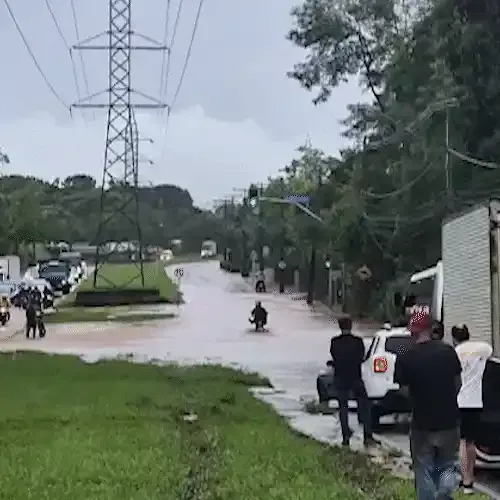 Temporal alaga avenidas e trava o trânsito na região sul de Campo Grande