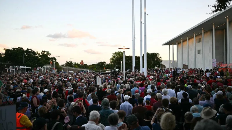 "Pas touche au Kennedy Center": plus d'un millier de personnes réunies devant l'institution culturelle à Washington menacée de fermeture par Donald Trump