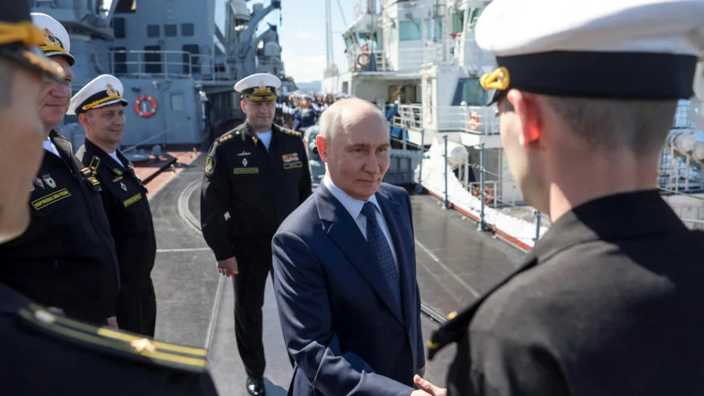 Première visite de Vladimir Poutine aux îles Kouriles, le Japon "proteste vigoureusement"