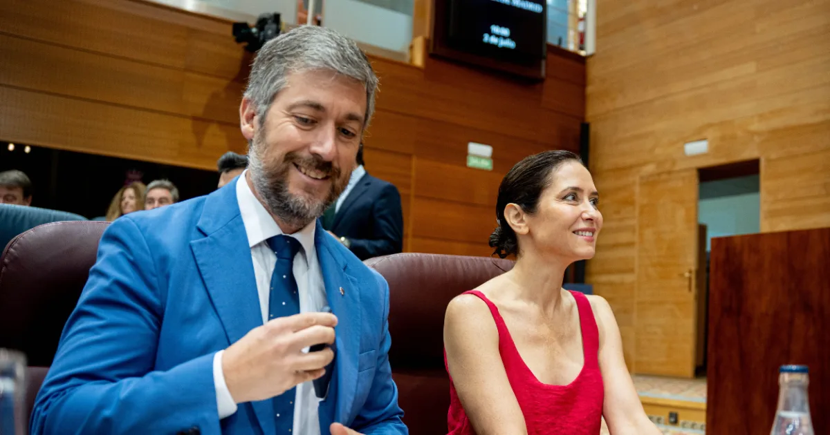 El ático de Chamberí llega a la Asamblea con vetos, sin expedientes y una larga lista de preguntas