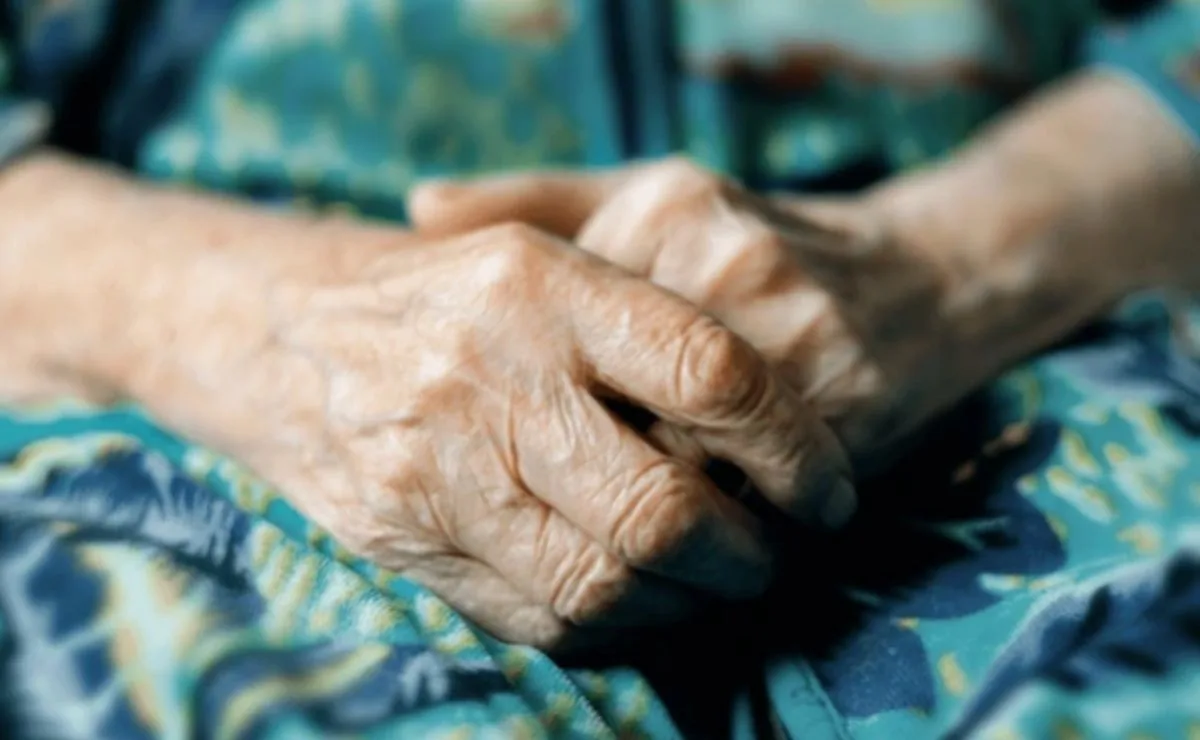 Caso de abandono: filho tranca idosa com Alzheimer sozinha em casa por uma noite no Paraná