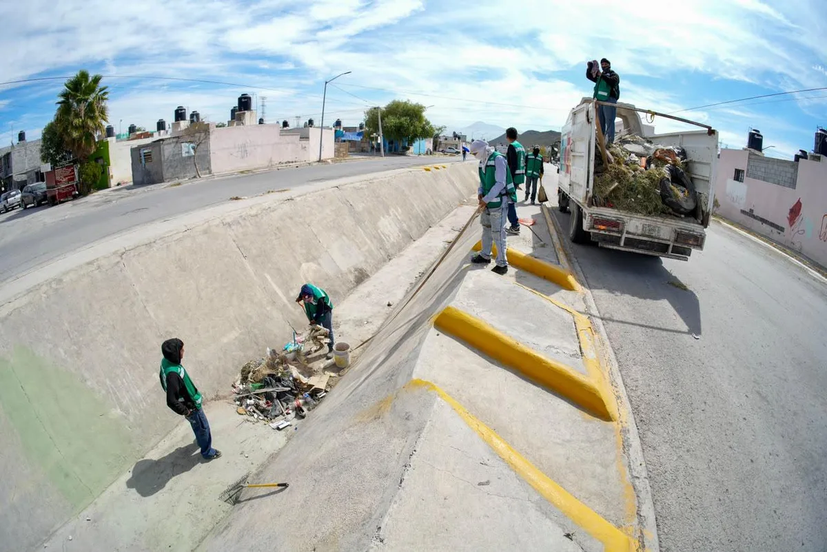 Retiran basura y llantas de canal en Parajes de los Pinos