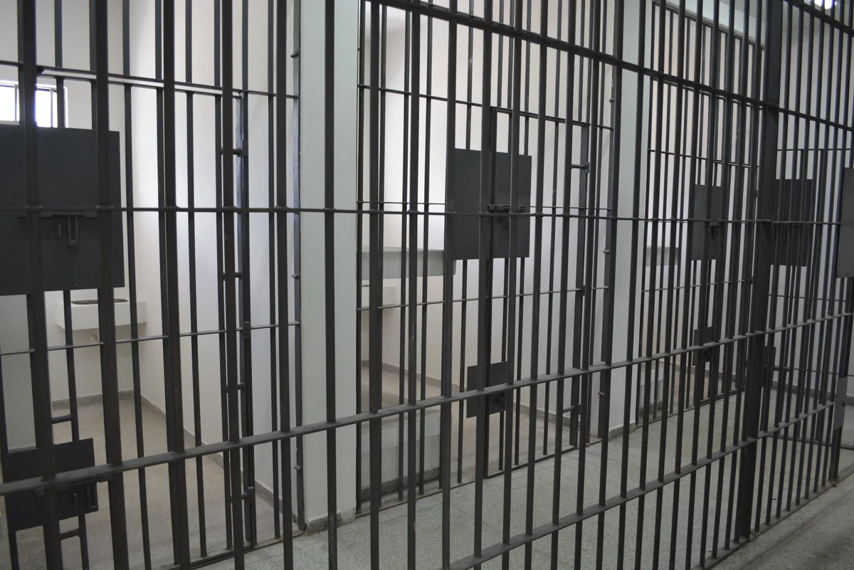 Homem é condenado a 27 anos de prisão por tentar matar ex-companheira com golpes de tesoura na Grande Natal