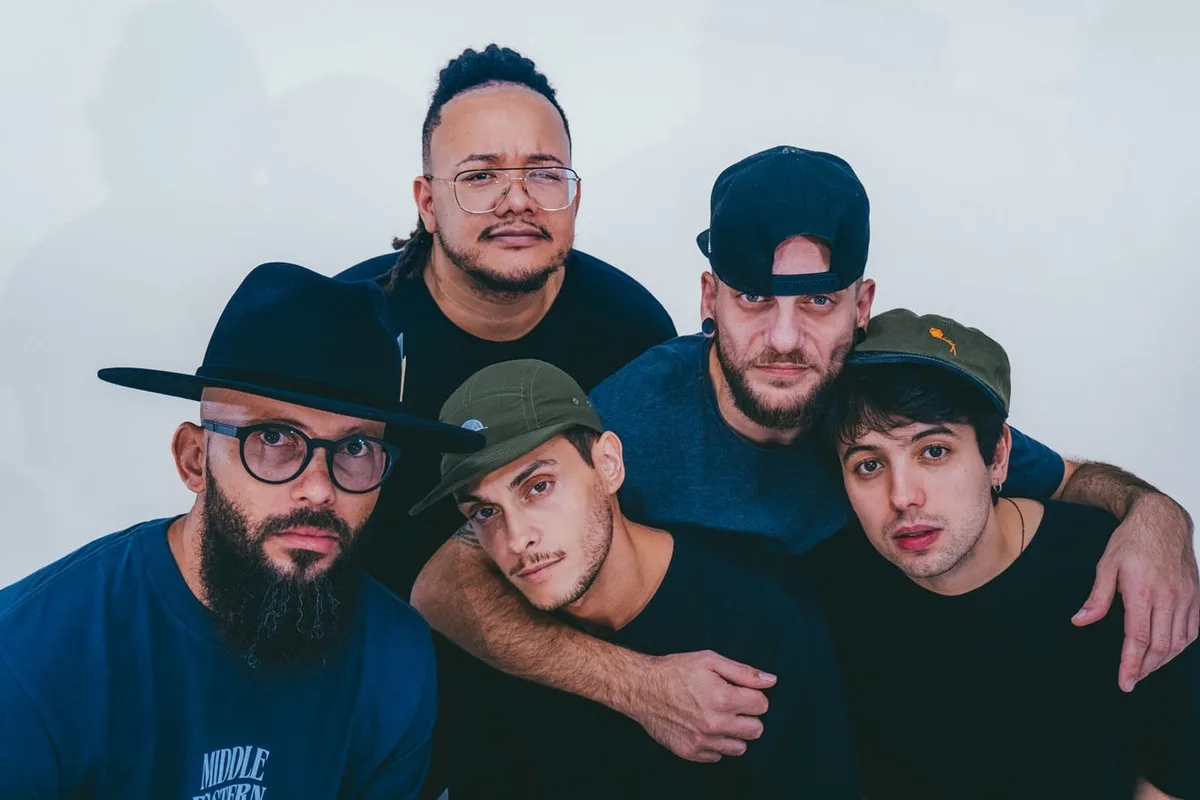 Os Colombinos anunciam nova fase com o single “Avião”; ouça