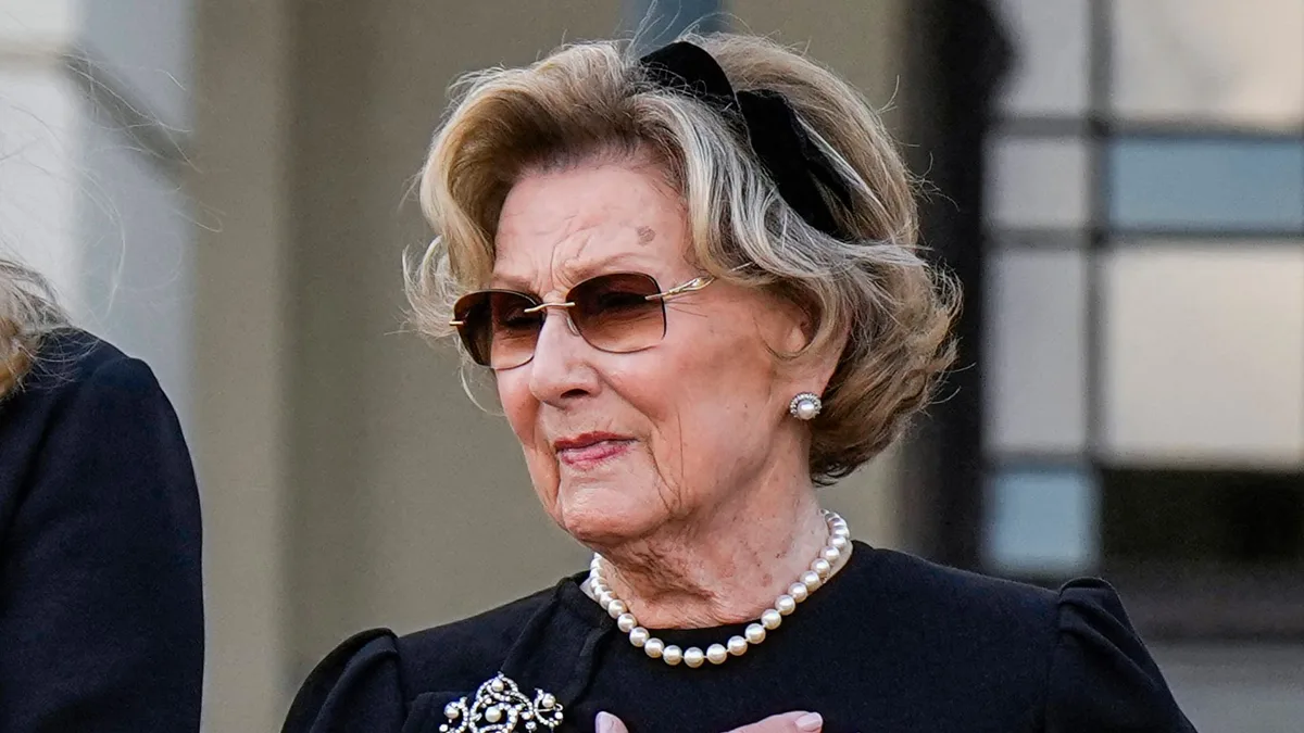 La reina Sonia rinde homenaje a Harald V en su última despedida con un histórico broche que llegó a sus manos por amor