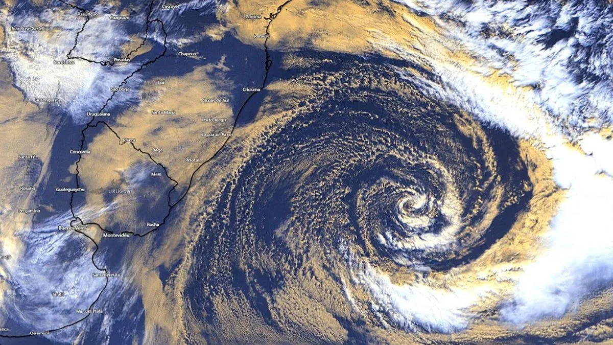 Ciclone no Atlântico Sul deixa Brasil em alerta para ondas de 3 metros; tempestade severas atingem Argentina e Uruguai