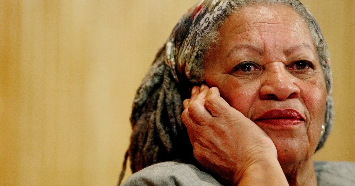 Cita del día, de la escritora Toni Morrison: “Si vas a oprimir a alguien, tendrás que sujetar el otro extremo de la cadena. Estás limitado por tu propia represión”