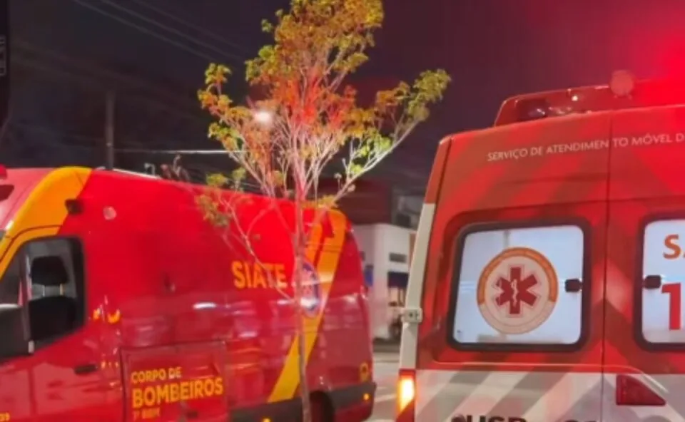 Batida frontal entre dois ônibus ligeirinhos deixa ao menos oito passageiros feridos e complica trânsito em Curitiba
