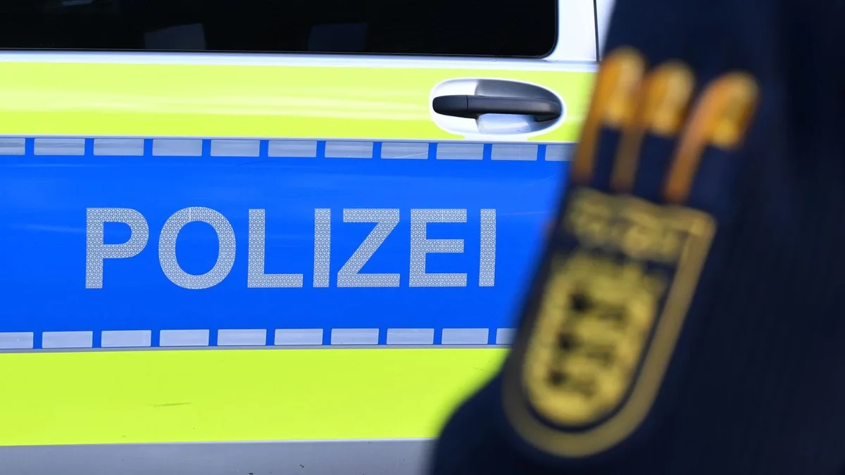 Polizei geht von Unfall aus: Frau fährt in Tübingen in Menschengruppe - Drei Verletzte