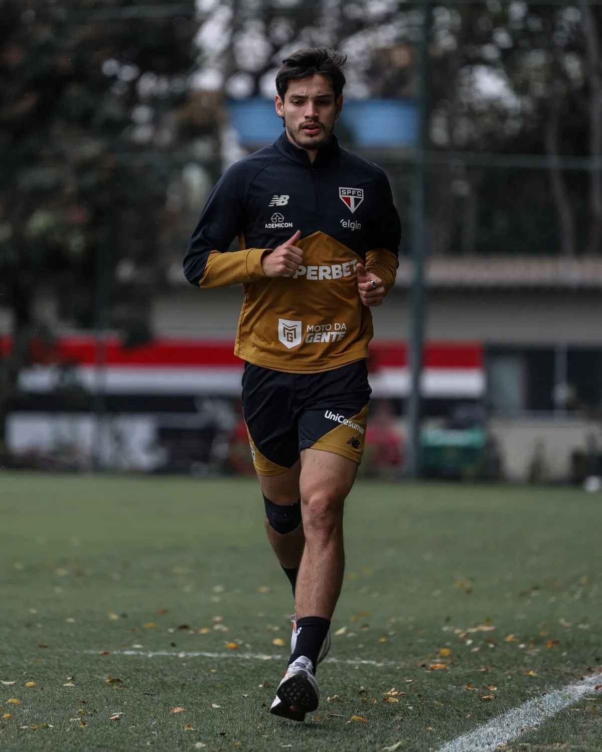 Arboleda e Victor Sá treinam com o elenco do São Paulo; Bobadilla e Lucas correm no gramado