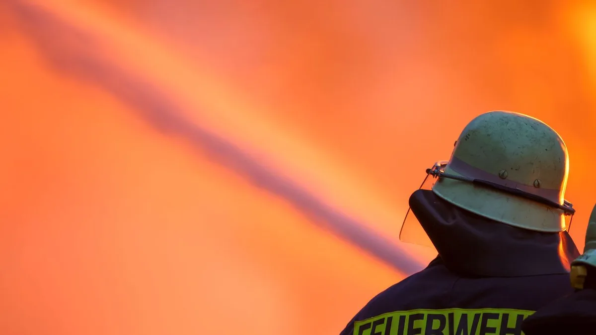 Sperrung wegen Rauschschwaden: Waldbrand an A7: Ermittlungen gegen drei Forstarbeiter