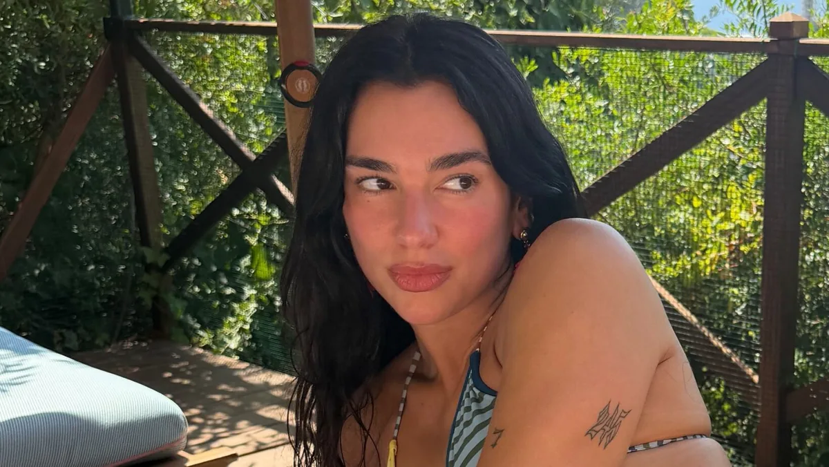 Microbikini joya + bodychain: Dua Lipa se mostró con la fórmula más osada del verano 2027