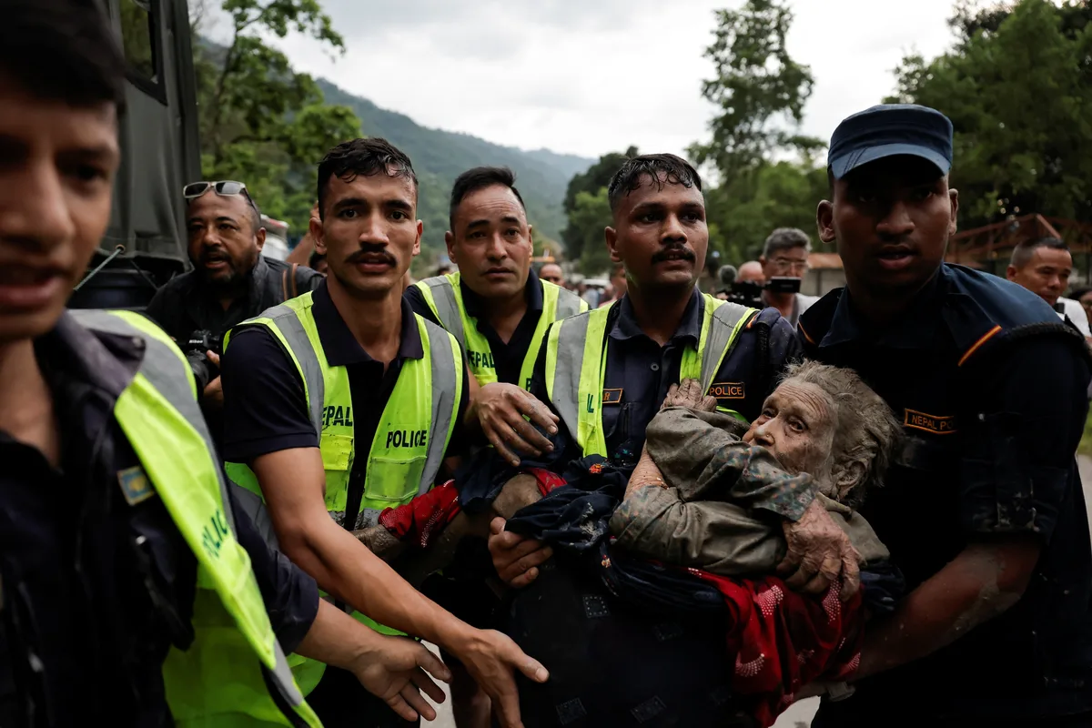 Moradores do Nepal fogem de enxurrada e tentam resgatar objetos após inundação; VÍDEO