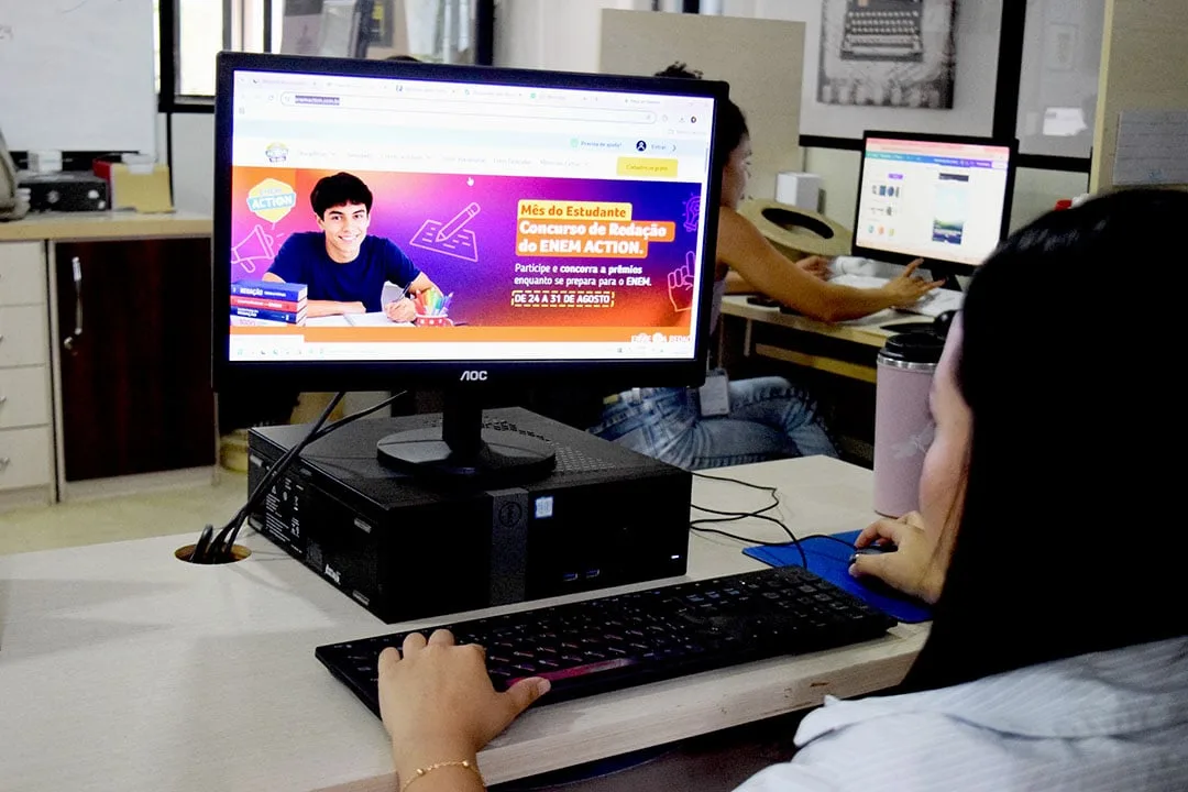 Plataforma gratuita usa IA para corrigir redações e ajudar estudantes na preparação para o Enem