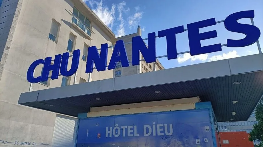 Une enfant de 8 ans chute du troisième étage d'un immeuble à Nantes, sa mère et son oncle en garde à vue
