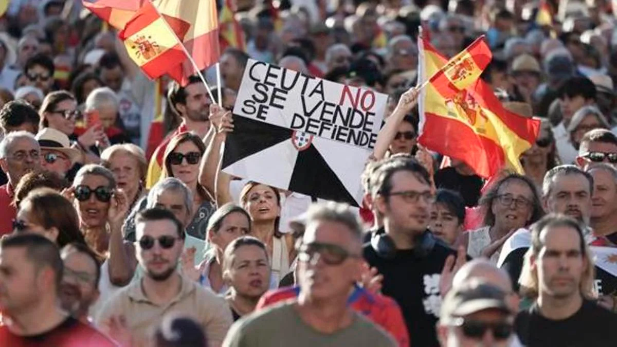 Miles de ciudadanos salen a la calle en apoyo a Ceuta y contra la gestión del Gobierno: "¡Sánchez, traidor!"