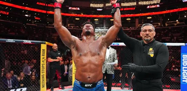 'Sempre quis ser durão', diz lutador do UFC após fratura exposta