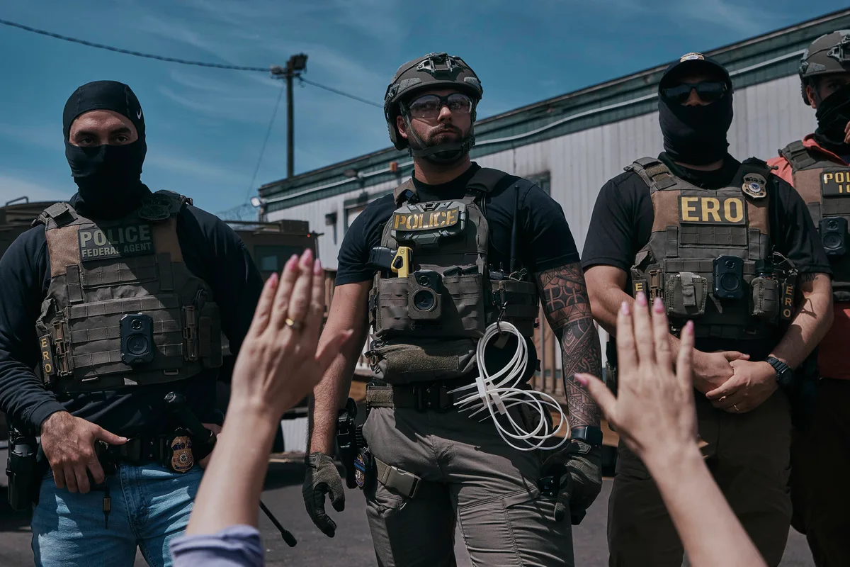 El ICE adquiere 6.000 guantes de descargas eléctricas alegando que ayudará a los agentes a evitar armas más letales
