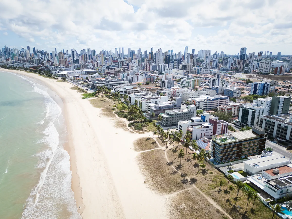 Justiça exige comprovação da capacidade da rede de esgoto para novas ligações na orla de João Pessoa.