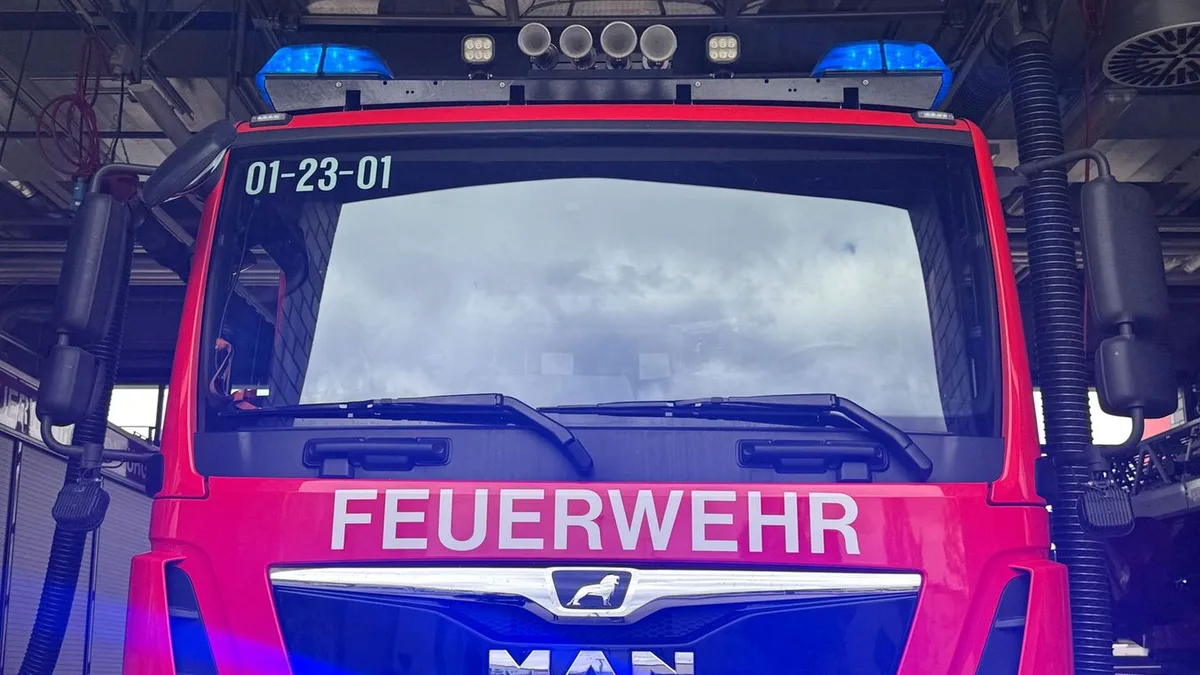 Brände: Feuer in leerstehendem Gebäude - Blitzeinschlag möglich