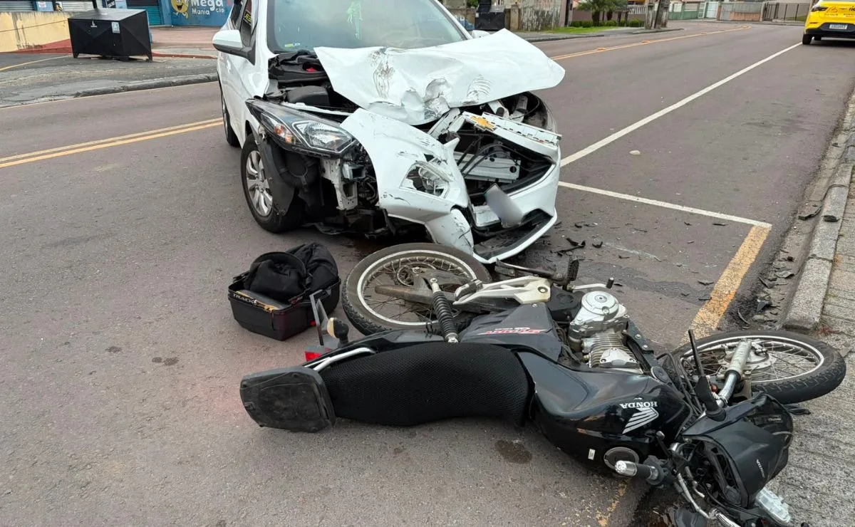 Batida forte entre carro e moto deixa motociclista ferido em avenida movimentada de Curitiba