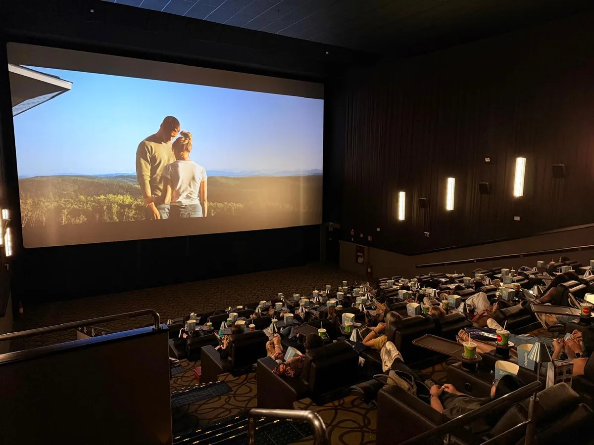 Shopping de Curitiba promove sessão solidária que une cinema e crochê