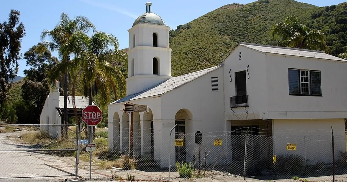 En 1925, el primer motel del mundo abrió sus puertas en California con habitaciones a 1,25 dólares; tras su cierre en 1991, su terreno de 4,2 acres está ahora a la venta