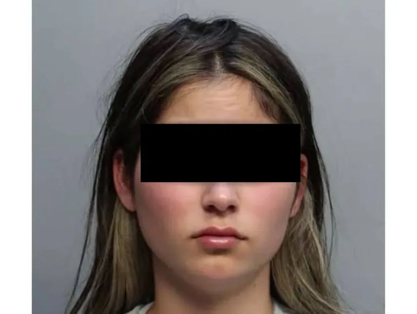 Detienen en Miami a influencer por verter cera caliente sobre sus hijas