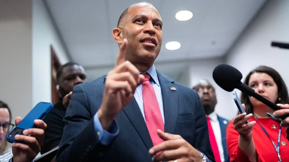 Hakeem Jeffries rejects Medicare for All, DSA agenda as Ro Khanna calls health plan 'most important priority'